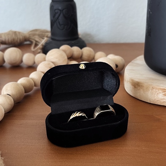 SIGNET RING SET & BOX (BLACK/GOLD) - Picture 6 of 7